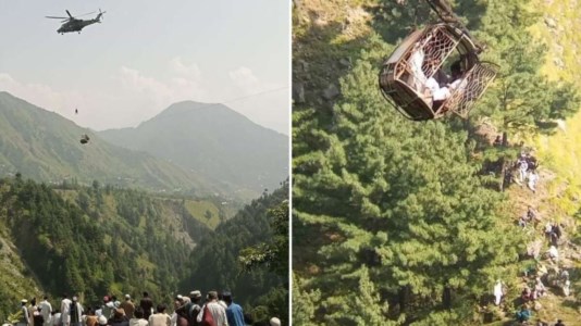 Paura tra le montagneSi rompe un cavo della funivia, messe in salvo tutte e otto le persone rimaste sospese nel vuoto in Pakistan