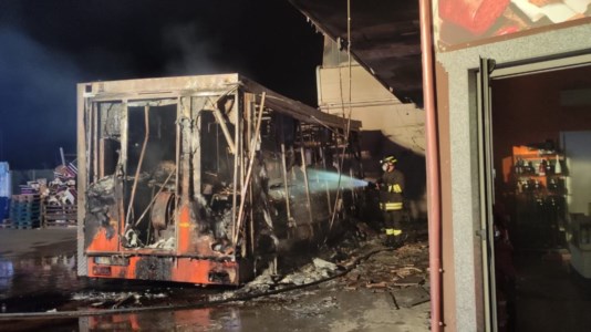 In fiammeIncendio distrugge un camion e danneggia l’ingresso di un negozio a Siderno