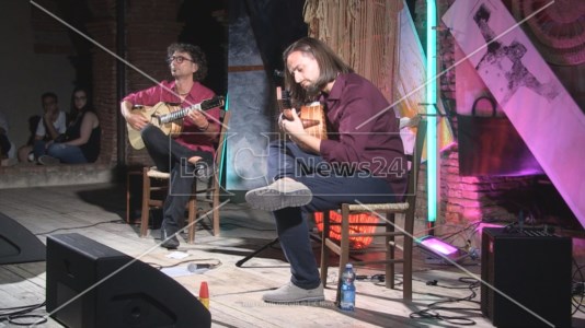 L’eventoLa chitarra battente di Loccisano e De Carolis nella serata conclusiva di Assonanze Mediterranee