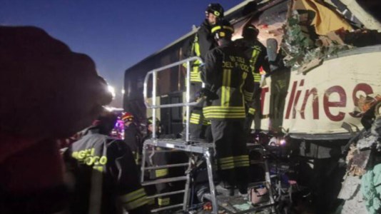 Sangue sulle stradeTragico incidente in Friuli, scontro tra un autobus e un tir sull’A4: almeno 4 feriti gravi