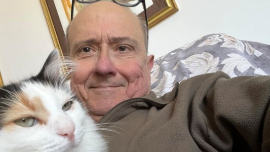Una foto recente di Antonello Troya insieme al suo gatto