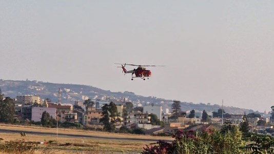 L’emergenzaIncendi nel Reggino, decine di roghi nelle aree pre-aspromontane: elicotteri e canadair in azione