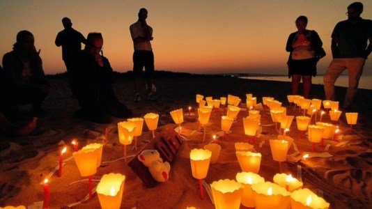 La commemorazioneNaufragio di migranti a Cutro sei mesi dopo: 94 candele in spiaggia per ricordare le vittime di Steccato