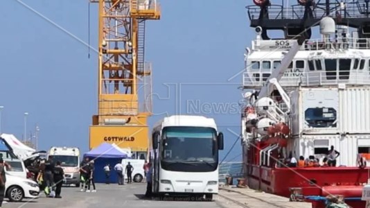 In portoA Vibo fa scalo la nave di Sos Mediterranée: sbarcati alcuni dei migranti soccorsi in mare
