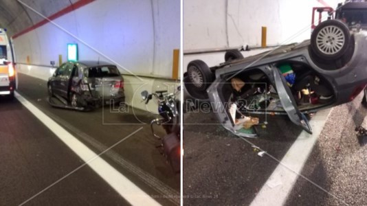Impatto in galleriaIncidente in autostrada a Scilla, nello scontro tra due auto una si ribalta: 5 feriti, grave una bambina di 7 anni