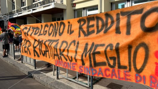 La manifestazioneReddito di cittadinanza, a Cosenza ex percettori in piazza: «Vogliono un esercito di precari»