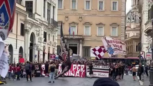 Il sit-inTifosi della Reggina in piazza a Roma: al Consiglio di Stato si decide il futuro amaranto