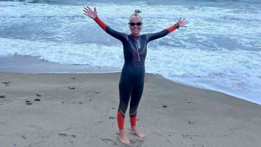 Pronta al tuffoNovella Calligaris attraversa a nuoto lo Stretto di Messina per celebrare i 50 anni del suo primo record