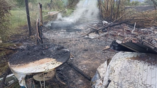 Incendio a ScaleaIn fiamme l’orto solidale nel terreno confiscato alla criminalità organizzata: danni per più di 20mila euro