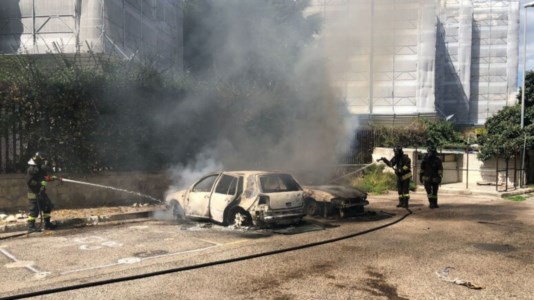 L’auto in fiamme (foto ansa)