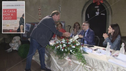 Il sindaco di Altomonte consegna un attestato di merito a Gennaro Ponte. Nel riquadro la copertina del saggio
