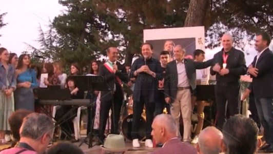 L’abbraccio della cittàLa storica voce dei Pooh, Roby Facchinetti cittadino onorario di Mileto: «Emozionato e felice»