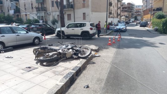 Paura in cittàDrammatico incidente a Cosenza, in moto senza patente si scontra con un’auto della polizia: grave 16enne