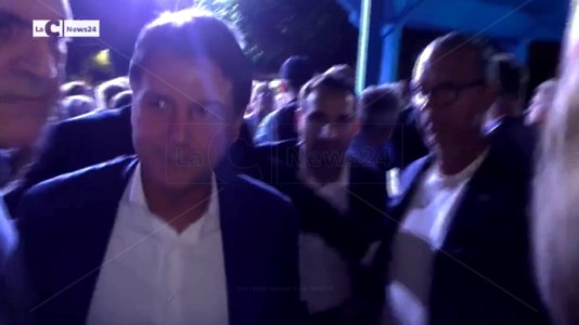 Attimi di tensioneDiamante, sospettato di voler aggredire l’ex premier Conte: uomo bloccato dalla polizia - VIDEO