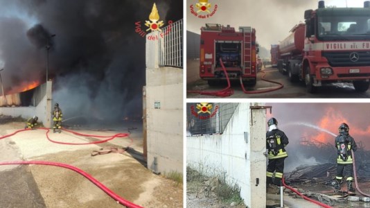 Nel CrotoneseIncendio a San Mauro Marchesato, in fiamme una discarica: al lavoro 4 squadre dei vigili del fuoco