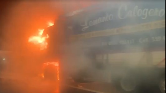 Incendio in galleriaPaura sull’A2 nel Reggino, in fiamme camion che trasportava uva: salvo il conducente