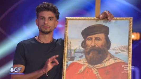 Reality showIl calabrese Giuseppe Garibaldi al GF con il ritratto dell&rsquo;omonimo: &laquo;Due gocce d&rsquo;acqua&raquo;
