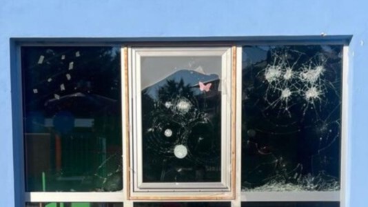 Le vetrate dell’asilo nido vandalizzate nel quartiere Farina