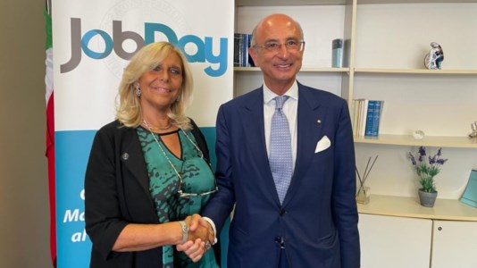 Il direttore del dipartimento di Economia della Università Federico II Adele Caldarelli e il presidente della Federazione Banche di Comunità Campania e Calabria Amedeo Manzo