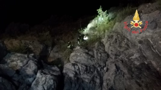 Folle serataSi avventura a scalare la scogliera di Caminia e resta bloccato: salvato dai vigili del fuoco