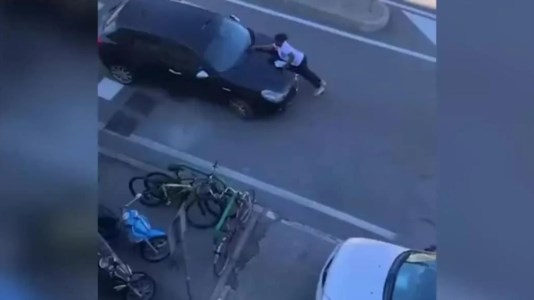 Follia a PadovaLite in strada: riparte con l’automobilista che ha tamponato aggrappata al cofano