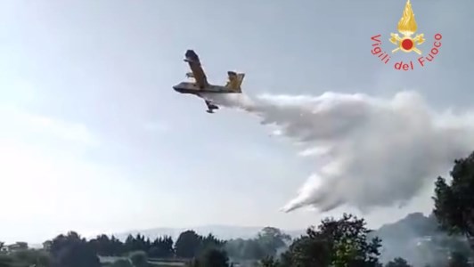 Il rogoVasto incendio nel Catanzarese lambisce abitazioni: intervengono tre mezzi aerei