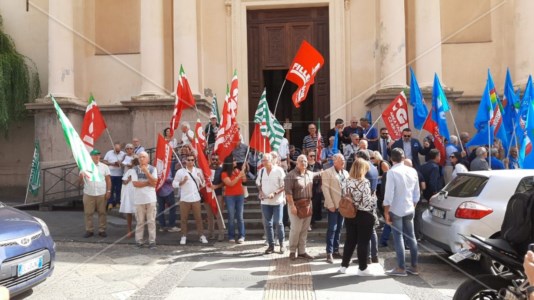 La protesta davanti alla Prefettura di Catanzaro