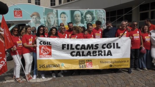 Sit in alla CittadellaProtestano i lavoratori del turismo, il sindacato Filcams Cgil: «Sfruttati e sottopagati, in Calabria settore infiltrato dalla criminalità»