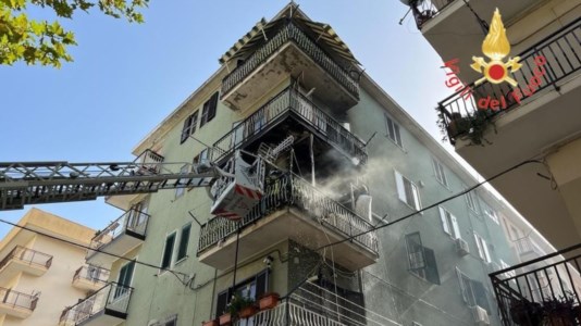 Paura in cittàIncendio a Crotone, in fiamme caldaia di un appartamento in pieno centro: panico tra i residenti