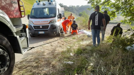 Sangue sulle strade calabresiTragico incidente nel Vibonese, auto finisce in una scarpata: un morto