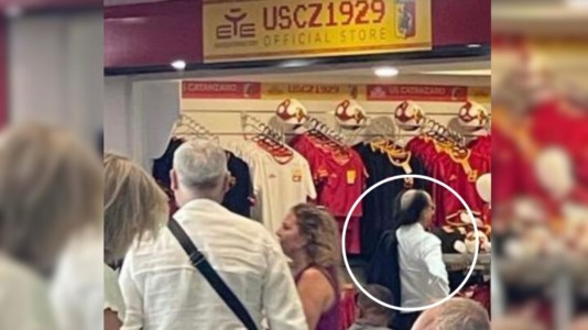 Meme e calcioÈ lui o non è lui? La foto (fake?) del presidente del Cosenza davanti allo store del Catanzaro scatena i social