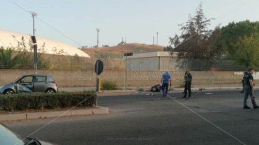 Il drammaIncidente a Crotone, gravi una bimba e il papà che era andata a prenderla a scuola in scooter