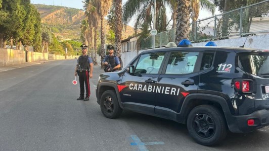Ai domiciliariFermato a un posto di blocco dai carabinieri, tenta di disfarsi della droga: un arresto a Reggio