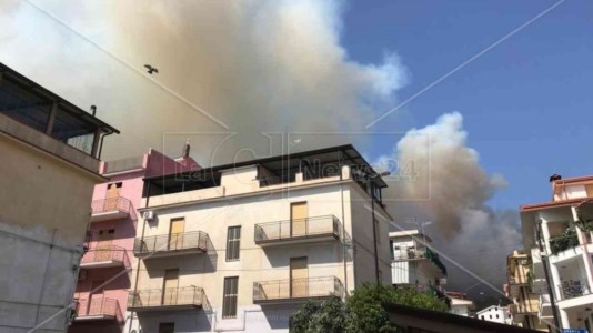 EmergenzaVasto incendio a Trebisacce, le fiamme minacciano le case: abitanti nel panico