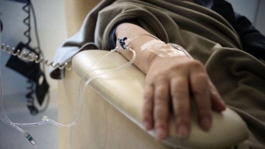 Violenze in ospedaleAbusi sessuali durante le chemio, l’infermiere arrestato a Catanzaro: «Non parlare, conosco gente cattiva»