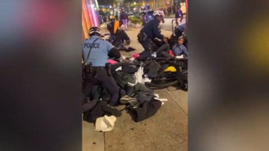 Caos a FiladelfiaFollia in Usa, centinaia di adolescenti assaltano i negozi per razziare vestiti e cellulari