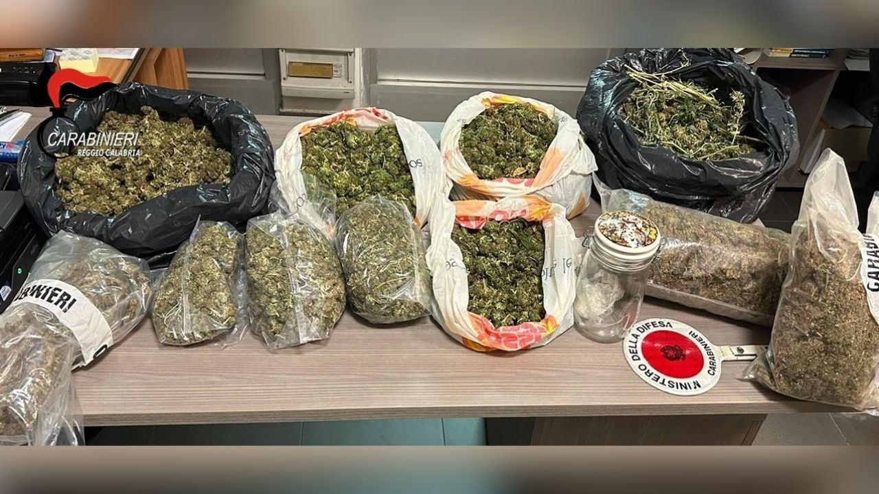 Reggio Calabria, 10 Kg Di Marijuana E 30 Grammi Di Coca In Casa ...