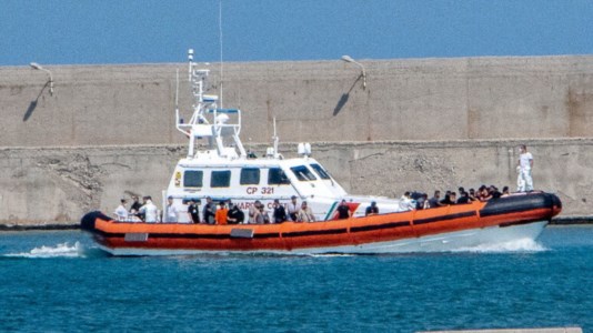 Emergenza senza fineCrotone, guardia costiera soccorre barca a vela con a bordo 61 migranti
