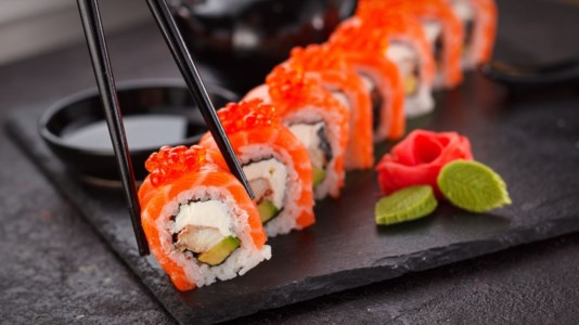 Controlli a tappetoBlatte in cucina e pesce non tracciato, quattro quintali di sushi sequestrati a Reggio Calabria