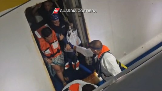 Paura in mareIncendio nella notte su un traghetto partito da Lampedusa: a bordo anche 83 migranti