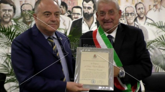 Nicola Gratteri ed Ernesto Magorno durante la cerimonia