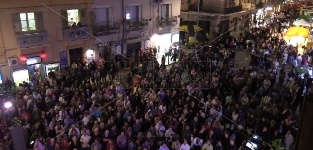 L’eventoNotte bianca a Soverato: musica, sport e spettacoli animano le vie del commercio (anche) contro la crisi