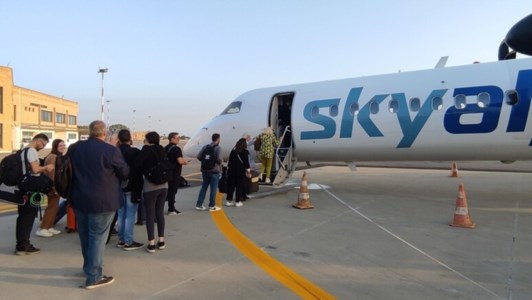 La partenza del volo da Crotone (foto ansa)
