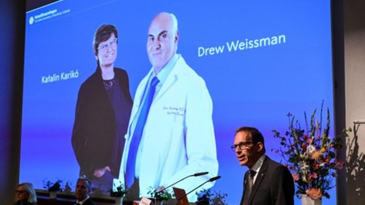 L’annuncio dell’assegnazione del Nobel per la Medicina a Katalin Karikó e Drew Weissman