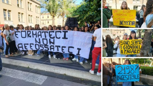 La protestaA Catanzaro studenti, docenti e genitori del liceo Galluppi in piazza per dire No all’accorpamento delle scuole