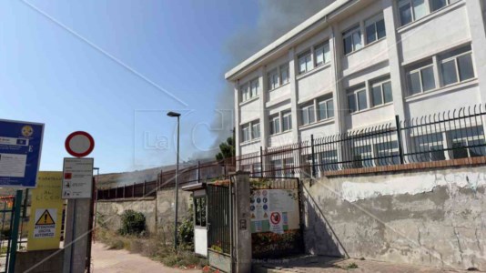 Indagini in corsoCassano, divampa un incendio vicino a una scuola: evacuati studenti e personale
