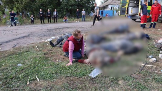 Il conflittoGuerra in Ucraina, bombardato un villaggio a Kupiansk: 51 morti e immagini strazianti postate sui social