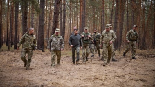 Il presidente Volodymyr Zelensky con i militari ucraini (Foto: Ansa)