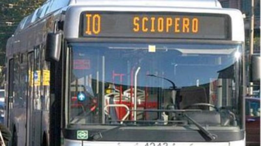 Braccia incrociateLunedì senza bus, metro e treni: sciopero di 24 ore in tutta Italia. Martedì tocca ai taxi