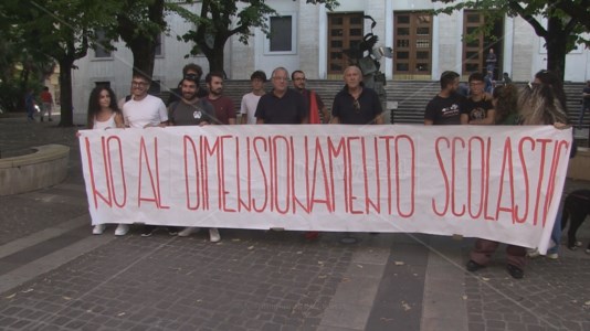 Il sit-inCosenza, l’Usb in piazza contro il dimensionamento scolastico: «In ballo c’è la tenuta strutturale del sistema»